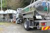 
タンクに水を補充する給水車＝宮崎市
