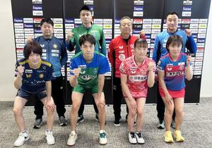 Tリーグ・プレーオフ決勝に臨む金沢の松平健(前列左端)、神奈川の平野(同右端)ら=26日、東京都新宿区