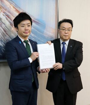 滝沢亮市長(左)へ2025年度予算編成に関する要請書を手渡す連合の県央地域協議会の田中好議長=三条市役所