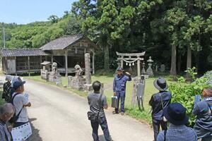 西三川砂金山の歴史を紹介するガイドツアー。歴史的価値を発信する活動が求められている=佐渡市の笹川集落