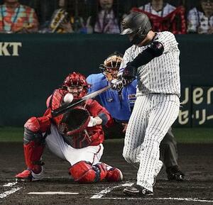 1回阪神無死、大山が左越えに満塁本塁打を放つ。捕手坂倉=甲子園