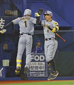 8回、この試合2本目となる本塁打を放った森下(左)を迎える阪神・佐藤輝=横浜