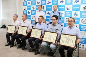 安全運転に努めて表彰を受けた事業所の代表者ら=7月8日、長岡市水道町3