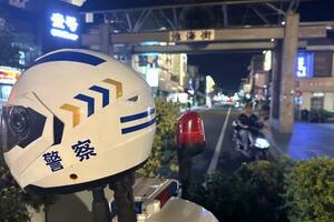 蘇州日本人学校近くの日本料理店街。警戒のため警察のバイクが常時止められていた=19日、中国江蘇省蘇州(共同)