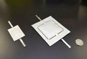 物質・材料研究機構が試作した大小のリチウム空気電池の見本=茨城県つくば市