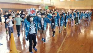 本番に向け、声を合わせて練習に励む羽茂小児童=佐渡市羽茂本郷