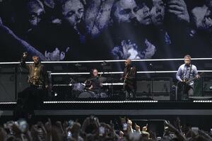 ７月に英西部カーディフで開かれた「オアシス」の再結成ツアー公演（ＡＰ＝共同）