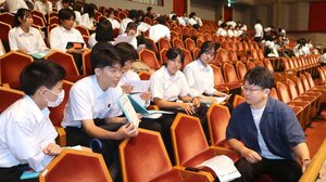 キャリア教育の一環で将来について考えた六日町高の生徒=南魚沼市六日町