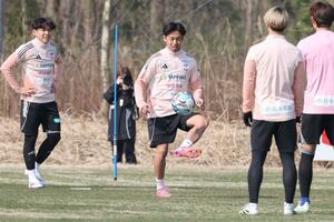 FC大阪戦に向けて調整するDF舩木翔(中央)=聖籠町