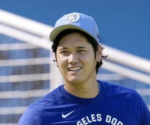 練習中に笑顔を見せるドジャース・大谷=20日、ロサンゼルス(共同)