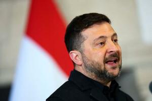 　訪問先のオランダで記者会見するウクライナのゼレンスキー大統領＝１６日（ロイター＝共同）