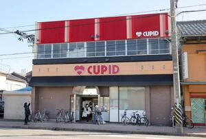 閉店を惜しむ客が訪れたキューピット下本町店＝２２日、新潟市中央区東堀通１２