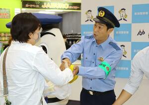 一日署長として投資詐欺への注意を呼びかける尾形貴弘さん=新潟市中央区上近江4