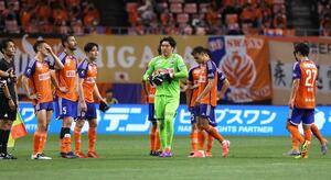 新潟-磐田 後半追加タイムに同点に追い付かれ、肩を落とす新潟の選手。磐田とは最終節までJ1残留を争った=8月7日、ビッグスワン