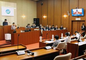 小中学生が市長や市の幹部らに鋭い質問をぶつけた「こども市議会」=五泉市役所