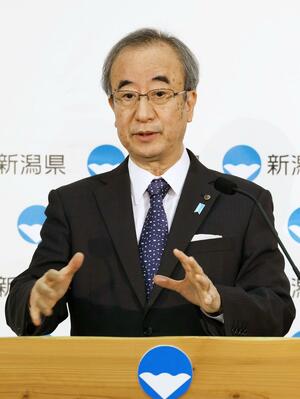 記者の質問に答える花角英世知事＝２日、県庁