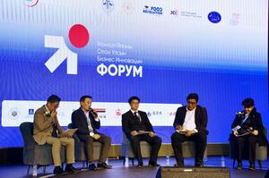 日本とモンゴルのビジネス協力について話し合う両国の企業関係者ら=8月19日、ウランバートル(共同)