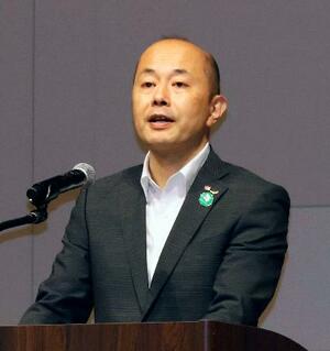閉会式であいさつする長崎市の鈴木史朗市長=10日午前、長崎市