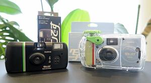 富士フイルムの使い切りカメラ「写ルンです」の新商品「ブラックアンドホワイト」(左)と「アクティブ」