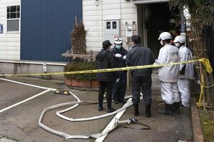 女性とみられる１人の遺体が見つかったアパート火災の現場＝２月２５日、長岡市仲子町