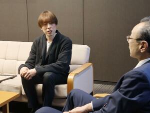 渡辺竜五市長に伝統工芸士の認定を報告する長濱数右さん＝佐渡市役所