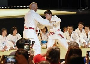 大阪・関西万博の日仏交流イベントで、子どもたちに柔道を指導する谷亮子さん(右)=13日、大阪市此花区の夢洲