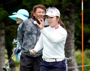 　プロアマ戦で調整する佐久間朱莉＝琉球ＧＣ