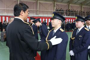 県警察学校の卒業式を終え、激励される初任科生ら=30日、県警察学校