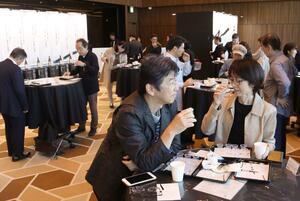 久保田の発売40周年記念イベントで、飲み比べを楽しむ日本酒ファン=30日、東京・渋谷