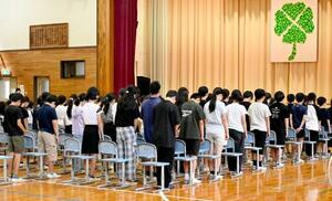 長崎県佐世保市立大久保小の全校集会で黙とうする児童ら=1日午前