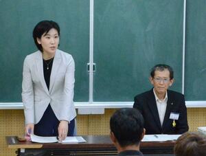 今後の小学校のあり方について説明する桑原悠町長=7月31日、津南町谷内の芦ケ崎小学校
