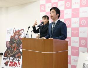 定例記者会見を行う三条市の滝沢亮市長(右)=三条市役所