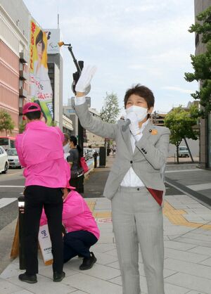 街頭演説する立憲民主党の西村智奈美幹事長=6月5日、新潟市中央区