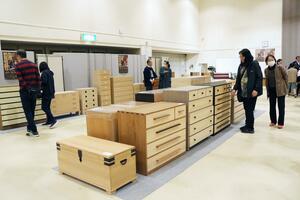 伝統の総桐たんすや日常雑貨まで、多彩な品が並ぶ会場=10月11日、加茂市幸町2