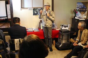 坂口安吾まつりであいさつする長男の坂口綱男さん（中央）＝十日町市松之山