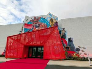 　「ネットフリックス・ハウス」の外観＝１０日、米フィラデルフィア近郊（共同）