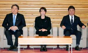 　閣議に臨む（左から）林総務相、高市首相、茂木外相＝１０日午前、首相官邸