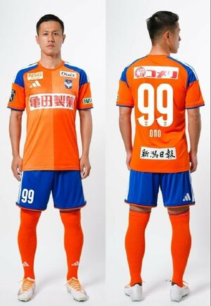 アルビレックス新潟が発表した2026〜27シーズンのファーストユニホーム(C)ALBIREX NIIGATA