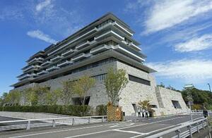 「エスパシオ ナゴヤキャッスル」。右奥は名古屋城天守閣=名古屋市