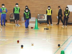 五泉市内の高校生らがボッチャを通じて交流した体育の授業=五泉市村松甲