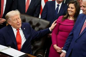 ホワイトハウスでトランプ大統領と笑みを交わすエリーズ・ステファニク下院議員(右)=12日、ワシントン(ロイター=共同)