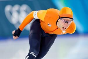 　男子１万メートル　滑走するヨリト・ベルフスマ。銅メダルを獲得した＝ミラノ（共同）