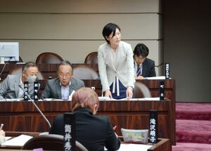 臨時会本会議で答弁する桑原悠町長=津南町議会議場