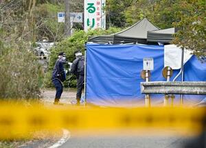 　公衆トイレを調べる京都府警の捜査員＝１８日午前１１時３８分、京都府南丹市