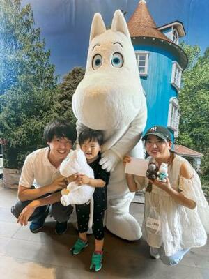 北欧館で開かれたフィンランド発祥の世界的キャラクター「ムーミン」の誕生80周年を祝うイベントで、写真に納まる家族=9日午後、大阪市此花区の夢洲
