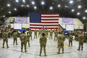 韓国・ソウル南方の米空軍基地で、式典を行う米軍人=2022年12月(共同)
