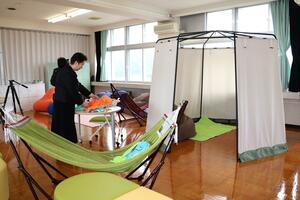 ハンモックやソファなどがある諏訪中の「つどいスペース」=10日、上越市上真砂