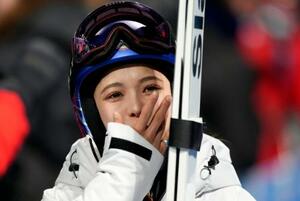 　女子個人ラージヒルを終え、取材対応中に涙を流す高梨沙羅＝プレダッツォ（共同）