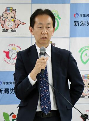 新潟県の課題や印象について語る千葉茂雄新潟労働局長=4月30日、新潟市中央区
