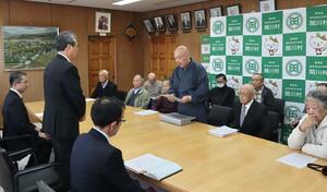 米坂線早期復旧に向け要望を行う市民団体のメンバーたち=関川村役場